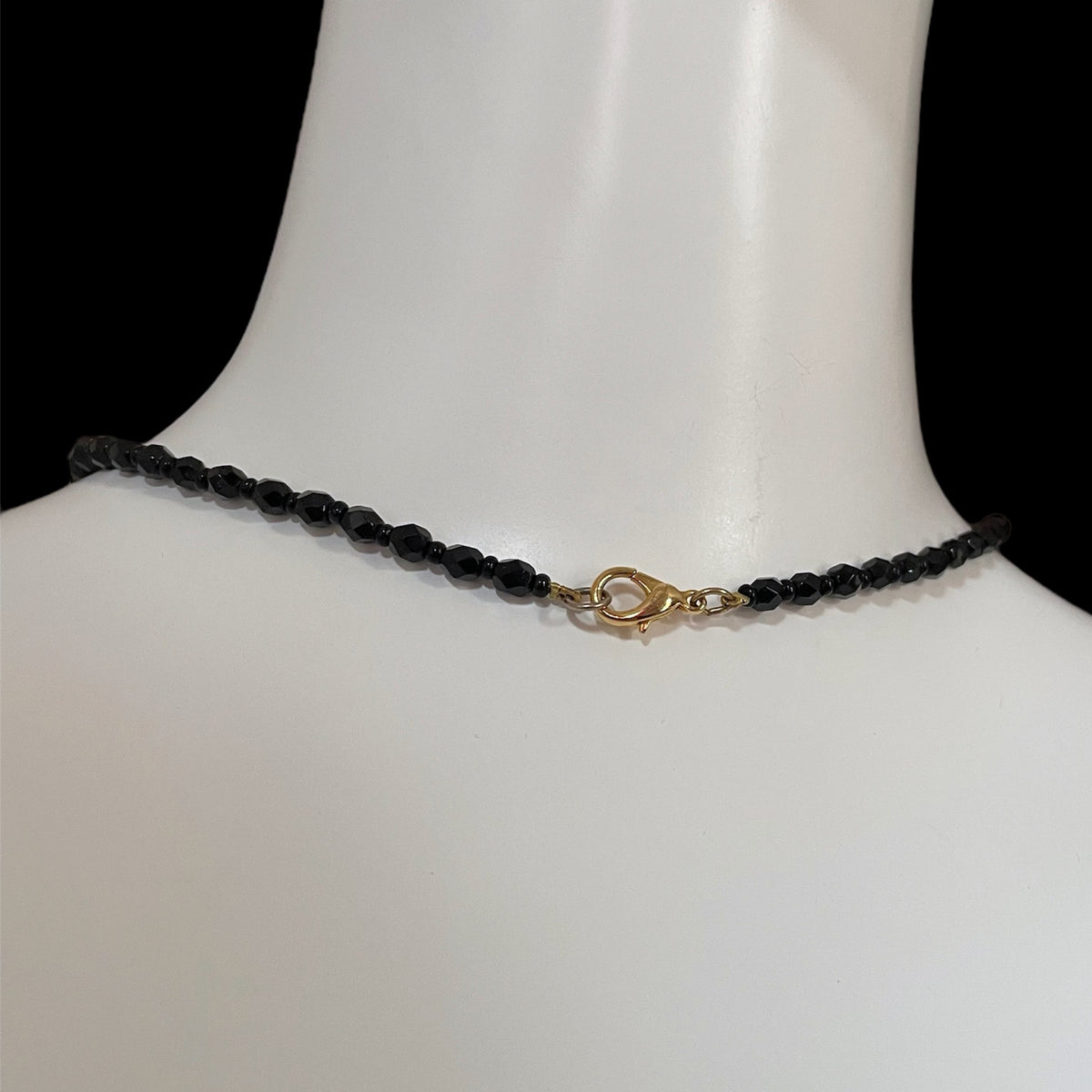 90s beaded necklace with black glass beads – hurdyburdy vintage